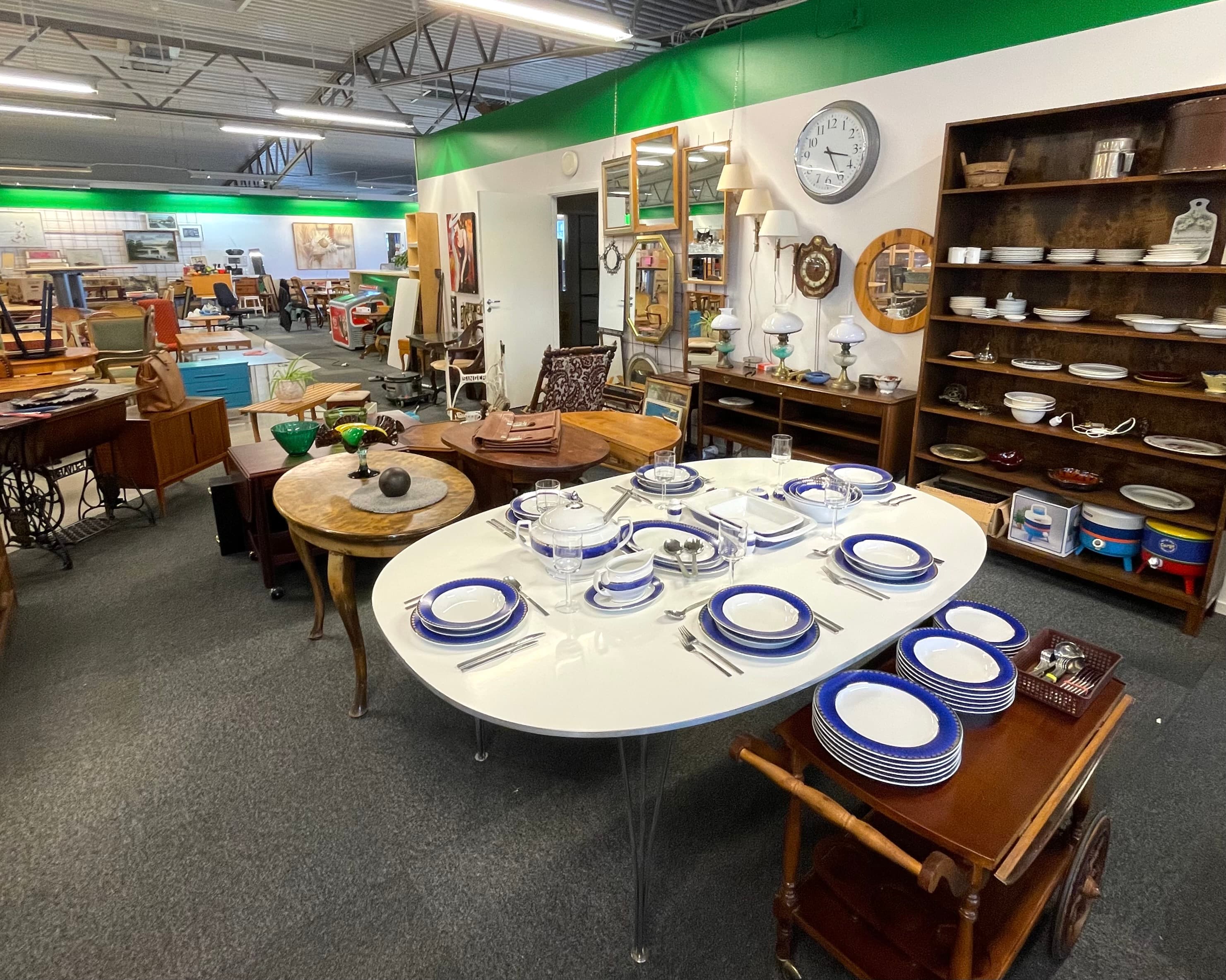 Interiör av Framtids secondhandbutik