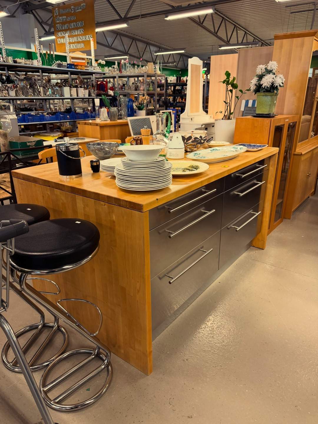 Köksbänk med tallrikar, glas och köksutrustning hos Framtid