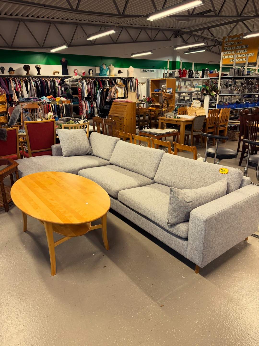 Grå soffa med runt soffbord i Framtids butik i Helsingborg